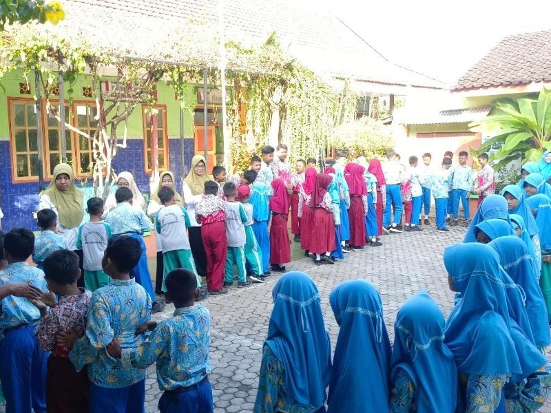 Hari Pertama Masuk Sekolah " Halal Bihalal Bersama Guru dan Teman - teman" di Sekolah SD Negeri 1 Alasmalang.