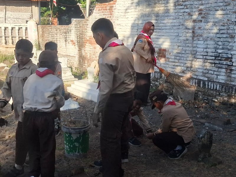 KEGIATAN SOSIAL SISWA SD NEGERI 1 ALASMALANG DALAM MEMPERINGATI HARI PRAMUKA YANG KE - 64