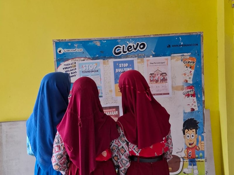 Aktifitas Anak Membaca Mading di SD Negeri 1 Alasmalang
